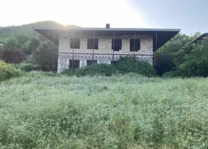 სასწრაფოდ იყიდება რვა ოთახიანი კერძო სახლი დუშეთში