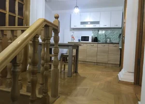 იყიდება შვიდ ოთახიანი ბინა ჩუღურეთში, თბილისში