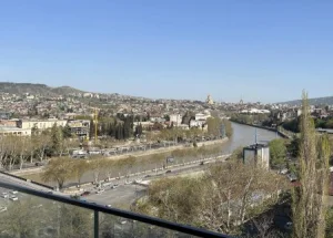 იყიდება ოთხ ოთახიანი ბინა वერაზე, თბილისში