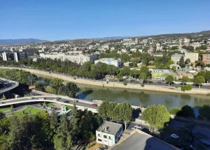 სასწრაფოდ ქირავდება სამ ოთახიანი ბინა वერაზე, თბილისში
