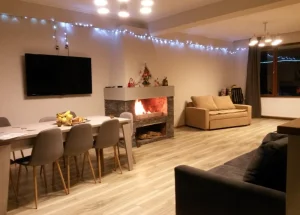 ქირავდება დღიურად ექვს ოთახიანი აგარაკი ბაკურიანში