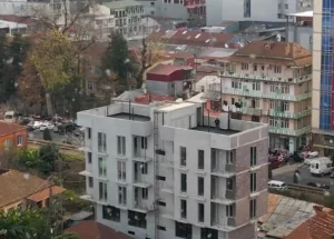 იყიდება სამოთახიანი ბინა ბათუმში