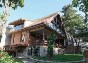 იყიდება შვიდ ოთახიანი კერძო სახლი წყნეთში, თბილისში