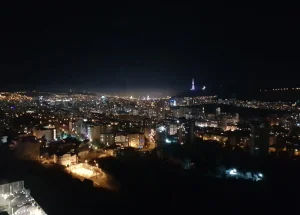 სასწრაფოდ ქირავდება სამ ოთახიანი ბინა საბურთალოზე, თბილისში