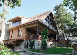 სასწრაფოდ იყიდება შვიდ ოთახიანი კერძო სახლი წყნეთში, თბილისშ