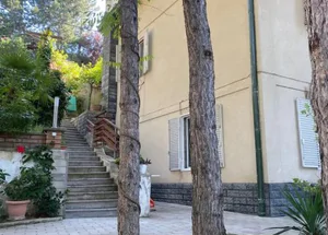 იყიდება 10 ოთახიანი კერძო სახლი წყნეთში, თბილისში