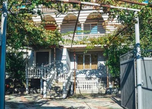 Urgently For sale 10-room house in Gori