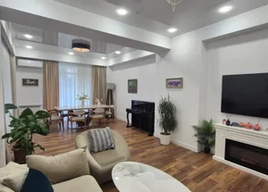 Продается 5-комнатная квартира на Сабуртало, в Тбилиси