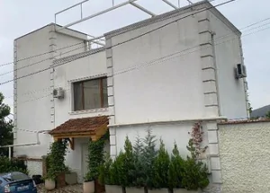 სასწრაფოდ ქირავდება რვა ოთახიანი კერძო სახლი კრწანისში, თბილ