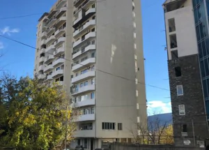 იყიდება სამ ოთახიანი ბინა თბილისში