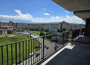 იყიდება სამ ოთახიანი ბინა მუხიანში, თბილისში