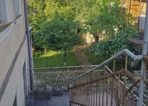 იყიდება რვა ოთახიანი ბინა ქუთაისში