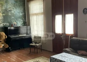 იყიდება ექვს ოთახიანი კერძო სახლი ქუთაისში