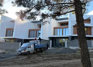 იყიდება რვა ოთახიანი კერძო სახლი ოქროყანაში, თბილისში