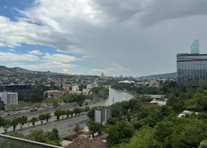 იყიდება ხუთ ოთახიანი ბინა वერაზე, თბილისში
